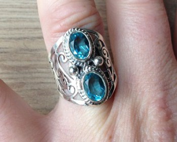 Zilveren edelsteen ring met twee blauwe Topazen 17 mm